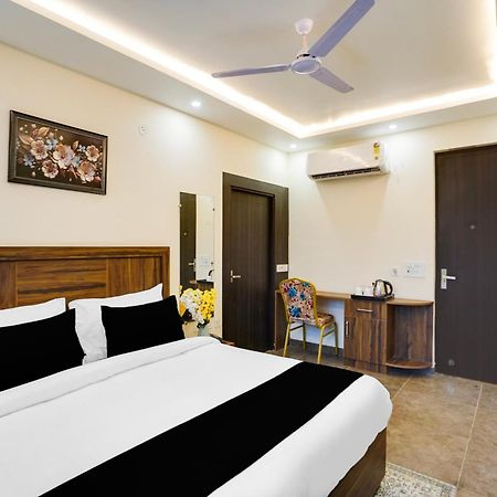 Super Townhouse The Royal Casa Hotel Ghaziabad Buitenkant foto