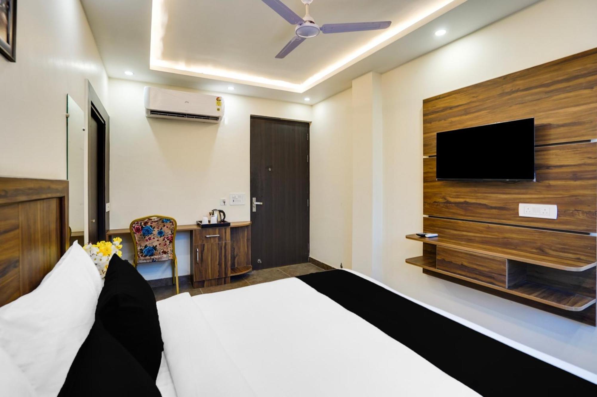 Super Townhouse The Royal Casa Hotel Ghaziabad Buitenkant foto