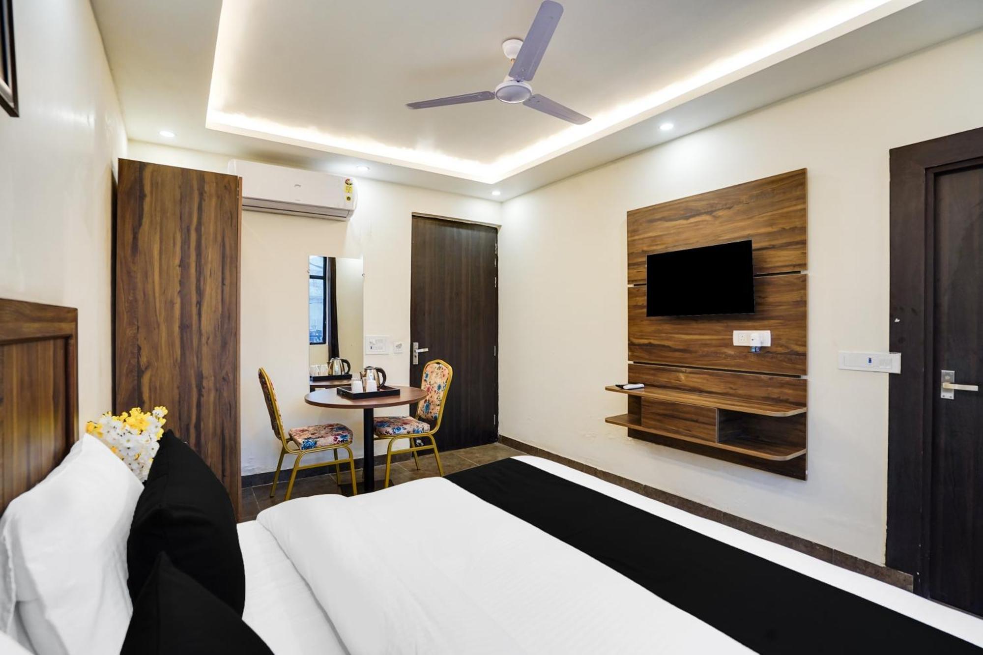 Super Townhouse The Royal Casa Hotel Ghaziabad Buitenkant foto