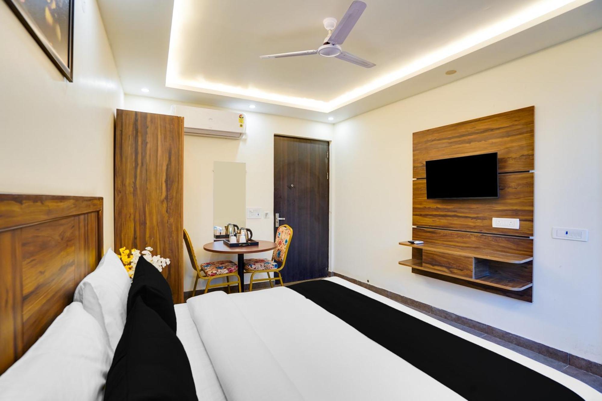 Super Townhouse The Royal Casa Hotel Ghaziabad Buitenkant foto