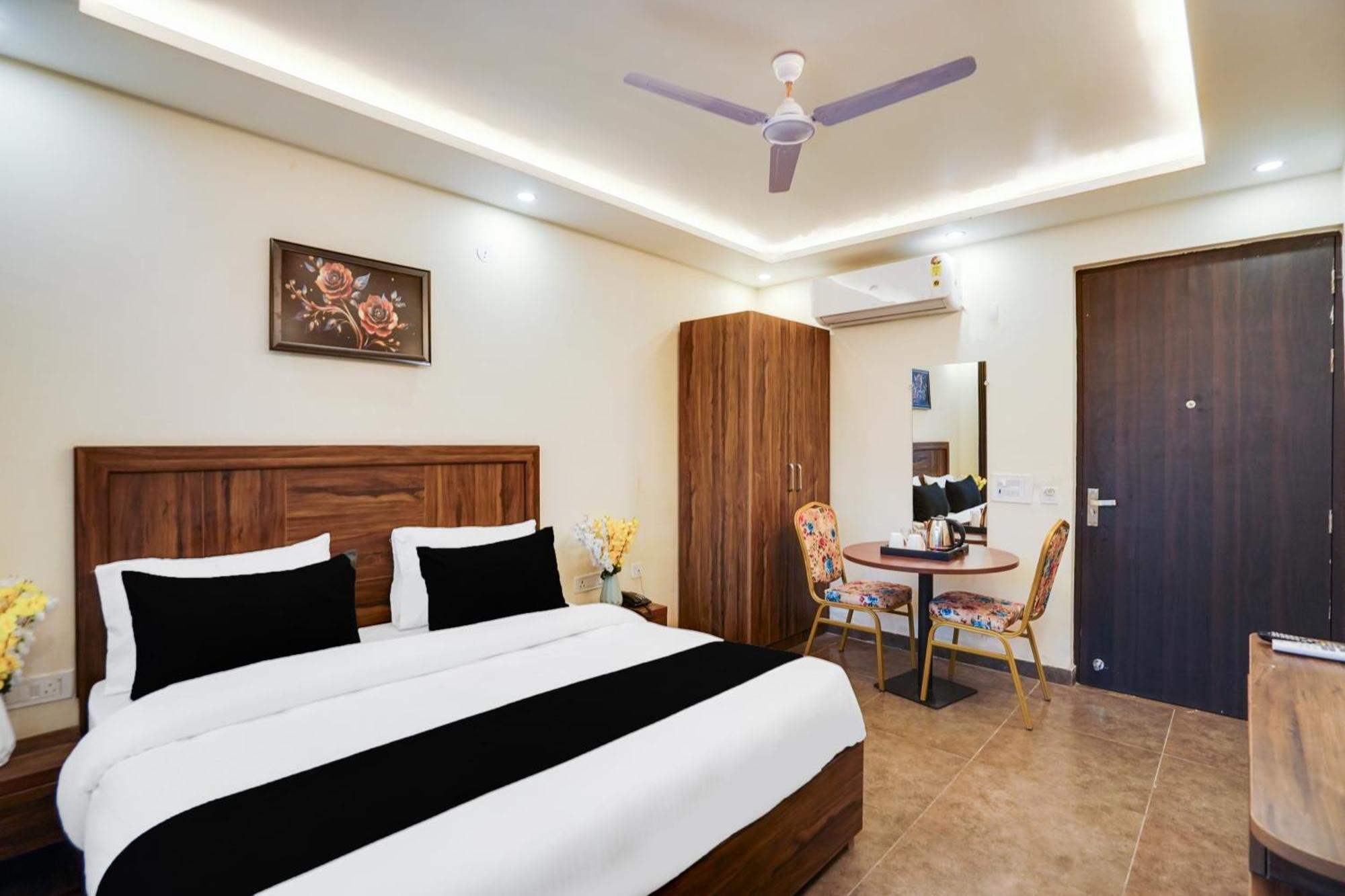 Super Townhouse The Royal Casa Hotel Ghaziabad Buitenkant foto