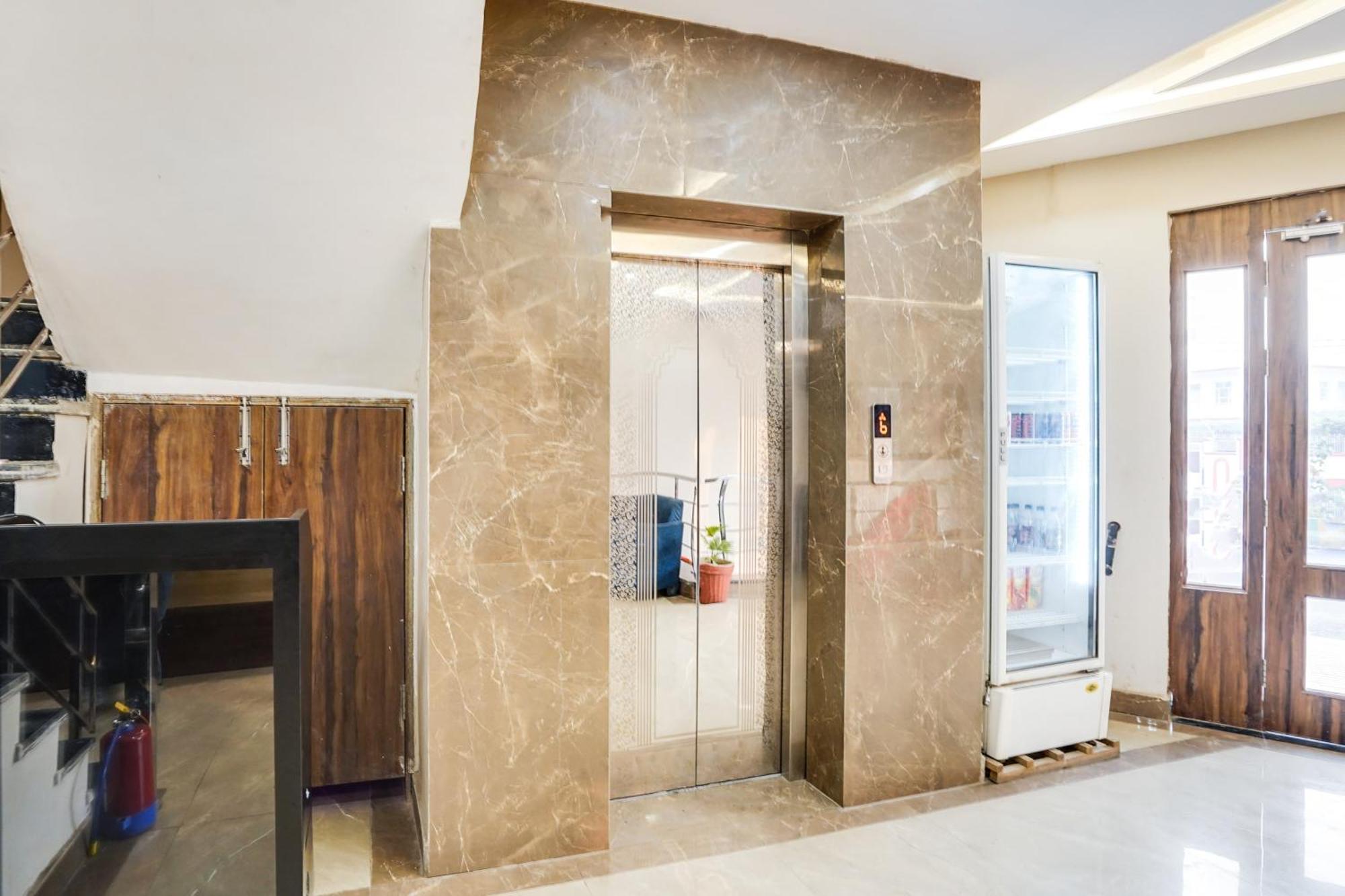 Super Townhouse The Royal Casa Hotel Ghaziabad Buitenkant foto