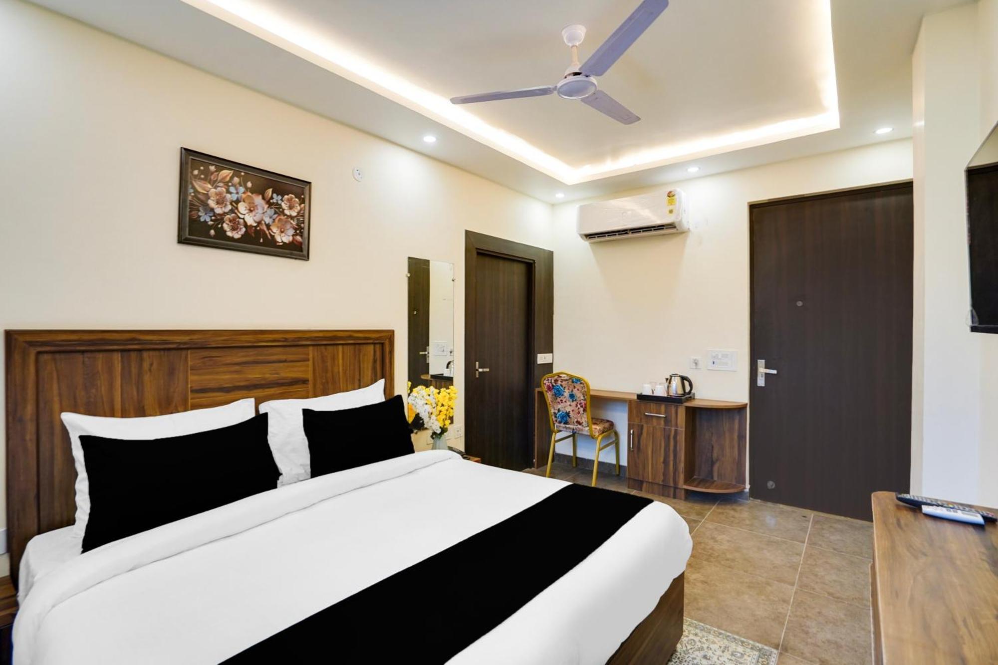 Super Townhouse The Royal Casa Hotel Ghaziabad Buitenkant foto